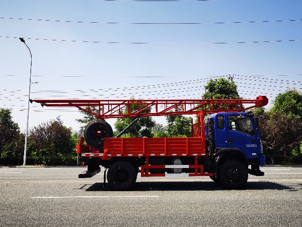 原裝四驅(qū)排半汽車鉆機